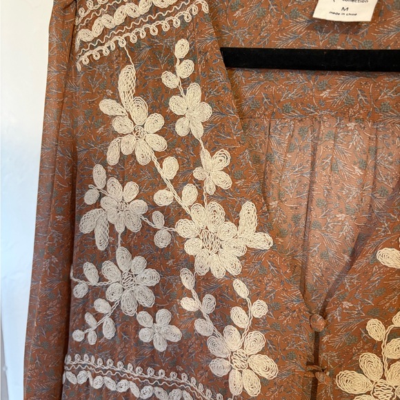 Embroidered button duster - Picture 4 of 7